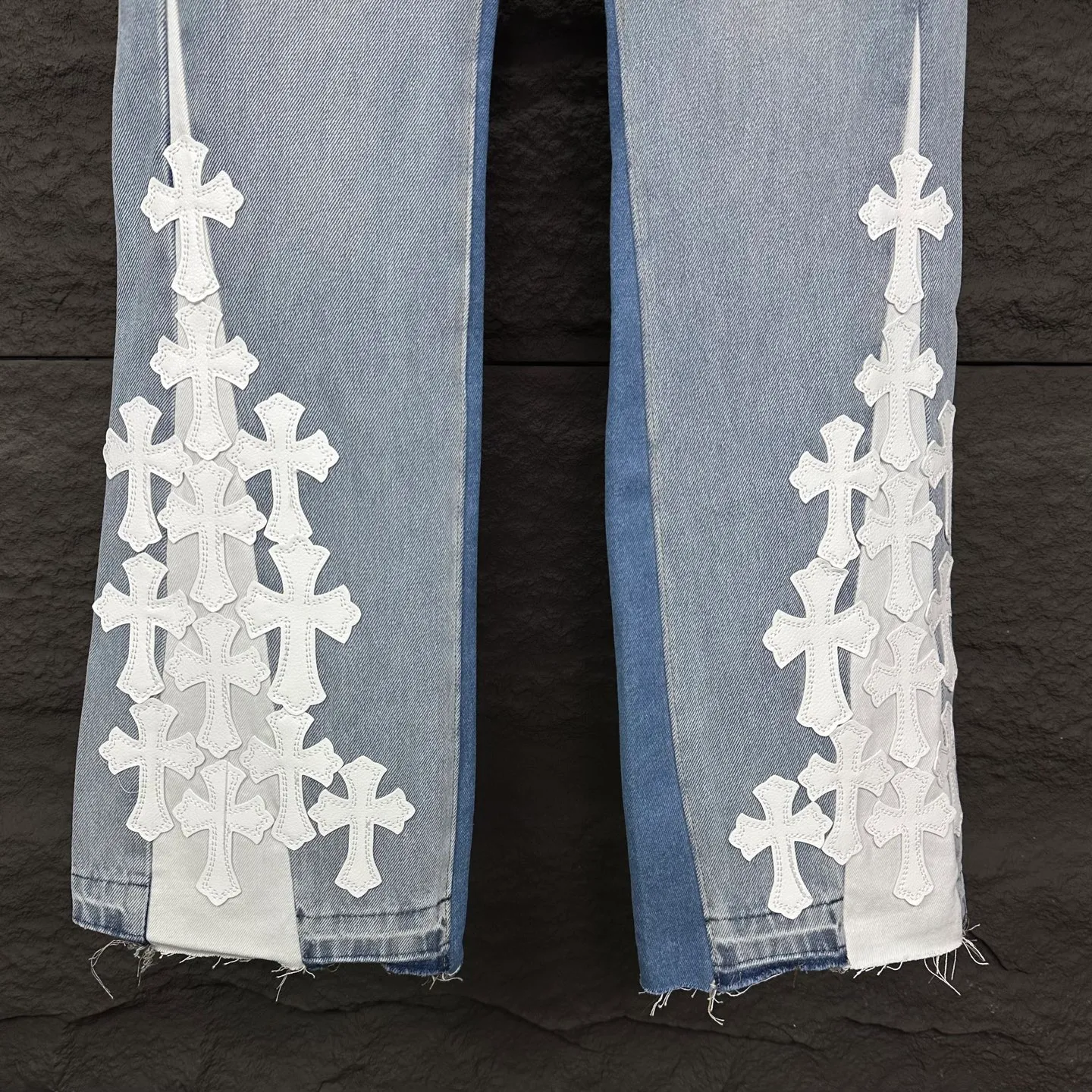 P290 GALLERY DEPT. Co-branded 2025 new multi-stitched cross patch leather couple style loose washed flared jeans 🔥High version🔥High version🔥 Top ceiling quality Styles with different washed textures are very friendly to people with thin legs and thick legs. The straight version is very flattering to the leg shape. Moderate length that never goes out of style, easy to match with casually, basic styling for various styles, a must-have in the wardrobe! The fabric is stiff but also makes the upper body soft without losing texture. The washing process is even more perfect. It is a must-have item for everyone! ! ! Washed wheat, hang tag, pants label, complete with three labels Color: light blue Size: 28, 30, 32, 34, 36 (five sizes)